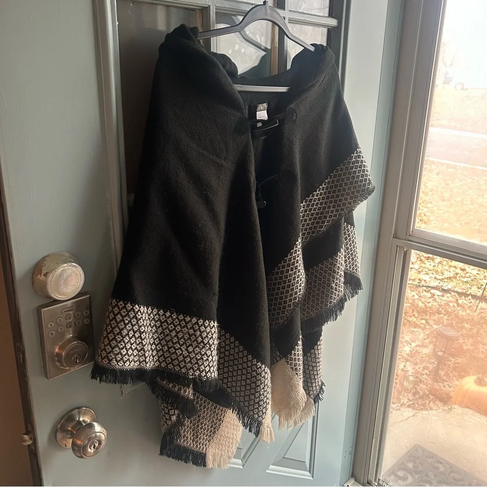 Boho Oversized Cozy Shawl Poncho Fuzzy Fringe Detail Knit Black & Beige OS OSFM